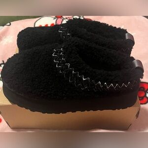 New ! Women’s UGG Black Platforms